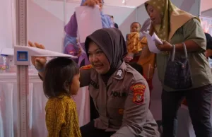 HUT Bhayangkara ke-79, Ojol dan Warga Bekasi Dapat Paket Sembako dan Pelayanan Kesehatan