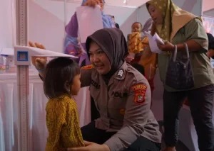 HUT Bhayangkara ke-79, Ojol dan Warga Bekasi Dapat Paket Sembako dan Pelayanan Kesehatan