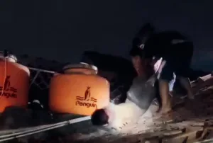 Warga Bekasi Tangkap Terduga Pelaku Sodomi Anak Kabur ke Atap Rumah