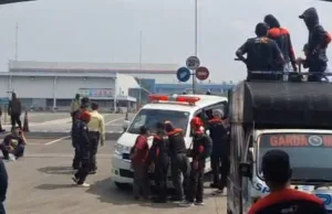 Ambulans Diadang Saat Demo Buruh di MM2100, Polisi: Hanya Salah Paham
