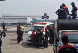 Ambulans Diadang Saat Demo Buruh di MM2100, Polisi: Hanya Salah Paham