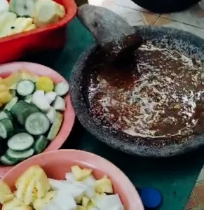 Rujak Sambal Kacang Medok Ajang Kumpul Bareng Tetangga