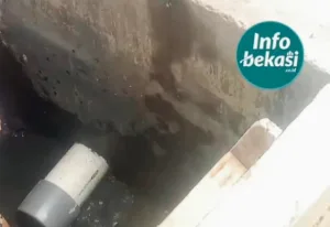 DLH Bekasi Segel Pembuangan Limbah Laundry Diduga Cemari Kali Bekasi