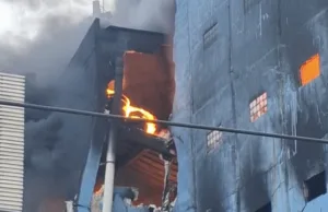 Petugas Damkar Masih Berjibaku Padamkan Api yang Melalap Bengkel Ban di Medan Satria