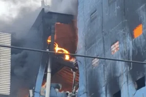 Petugas Damkar Masih Berjibaku Padamkan Api yang Melalap Bengkel Ban di Medan Satria
