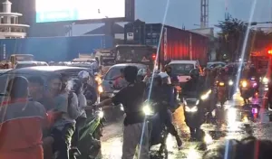 Kemacetan Panjang di Jalan Sultan Agung Dampak Kebakaran Toko Ban Medan Satria