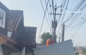 Kagetkan Warga Salat Idul Adha, Mobil Box Seruduk Rumah di Kedungwaringin