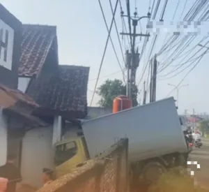 Kagetkan Warga Salat Idul Adha, Mobil Box Seruduk Rumah di Kedungwaringin