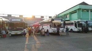 Libur Panjang Idul Adha 2025, Terminal Induk Bekasi Dipadati Wisatawan Lokal Tujuan Jabar