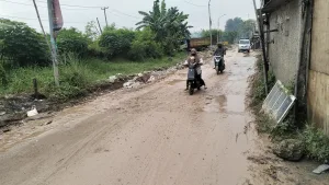 Jalan Kali CBL Rusak dan Berlumpur, Warga Cibitung Was-was Melintas