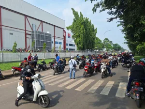 Ada Demo Buruh di MM 2100,Pengendara Terjebak dan Harus Putar Balik