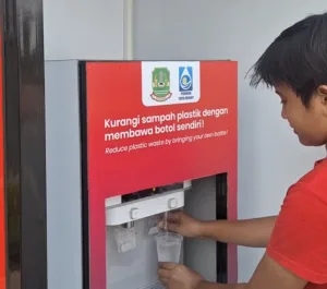 Mencoba Air Minum Gratis di Taman Plaza Patriot Candrabhaga Kota Bekasi