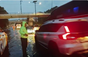 Tol Cikampek Terendam, Perjuangan Pengendara di Tengah Banjir
