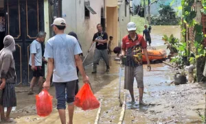 Warga Gang Mawar Berjibaku Bersihkan Lumpur Banjir, Butuh Satu Pekan