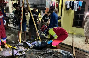 1 Regu Damkar ‘Turun Tangan’ Angkat Motor Jatuh Dari Dalam Septictank