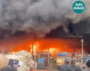 Petugas Damkar Berjibaku Padamkan Api Gudang Limbah di Jatiluhur, Penyebab Masih Diselidiki