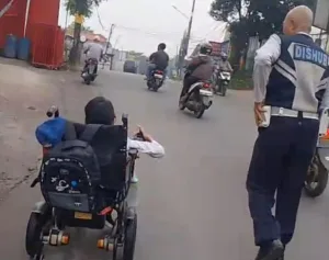 Viral, Petugas Dishub Bekasi ‘Kawal’ Siswa Disabilitas Berangkat Sekolah di Tengah Kemacetan