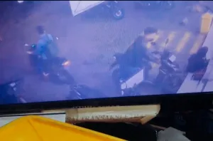 Kepergok Curi Motor di Alfamart, Dua Pria Ini Babak Belur Dihajar Massa