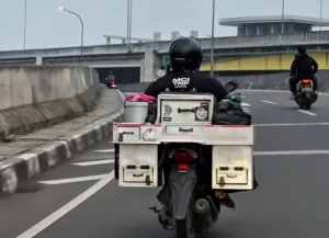 Puluhan Para Pedagang Buryam Tiap Hari Mengaspal di Bekasi Sebelum Fajar Menyingsing