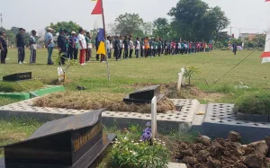 Turnamen Sepak Bola di Tengah Makam TPU Mangunjaya Rebut Piala Kades