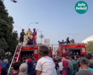 Petugas Damkar Kota Bekasi Hadirkan Wahana Flying Fox di CFD Jalan Ahmad Yani