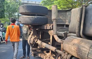 Truk Sampah Muatan 4 Ton Terguling di Bekasi As Roda Patah, Sopir Selamat
