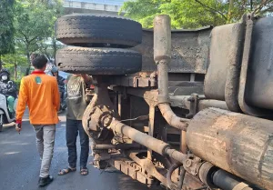 Truk Sampah Muatan 4 Ton Terguling di Bekasi As Roda Patah, Sopir Selamat