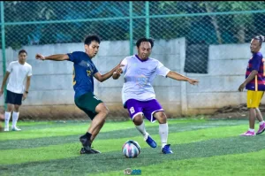 Perebutan Bola yang Sengit: Momen Krusial di Lapangan Futsal, Cari Gerah dan Olah Raga