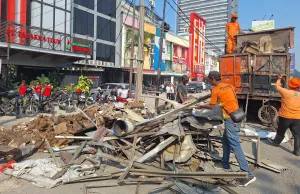 Normalisasi Saluran Air dan Pedestrian, 17 Bangli di Kalimalang Dibongkar Tim Gabungan