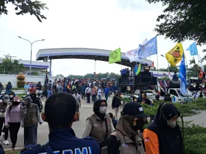 Buruh Pabrik Yamaha Music Orasi Tuntutan dan Aksi Joget Sambil Berdemo