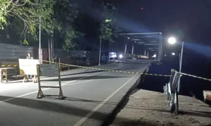 Jembatan Cipamingkis Longsor, Warga dan Pengendara Tidak Bisa Melintas
