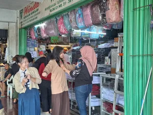 Jelang Masuk Sekolah, Toko Seragam di Pasar Kranji Ramai Disambangi Pembeli