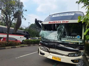 Kecelakaan Beruntun di Depan Gedung DPRD Bekasi Diduga Akibat Rem Mendadak