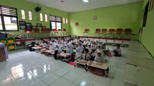 Hari Pertama Sekolah Siswa SD Duduk Lesehan di Lantai, Ini Komentar Kepsek SDN Kayuringin XVI
