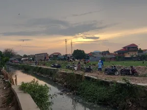 Meraup Cuan di Lahan Bekas Bangli Kalibaru, Berkah Penjual Layangan Saat Musim Kemarau