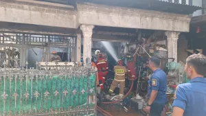 Diduga Korsleting Listrik, Rumah 2 Lantai di Harapan Baru Dilalap si Jago Merah