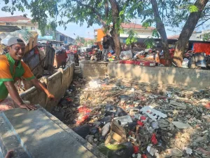 Sampah di Kali Kapuk Menumpuk, Dua Bulan Warga Tersiksa Bau dan Nyamuk DBD