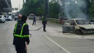 Mobil Hangus Terbakar di Tol Japek KM 27, Ini Penyebabnya