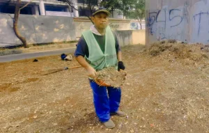 Kisah Dahlan, Ayah 9 Anak Setiap Hari Menyapu Jalan Cikunir Tanpa Pamrih