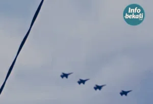 Atraksi ‘Pemanasan’ Pesawat Tempur TNI di Langit Bekasi Jelang HUT RI