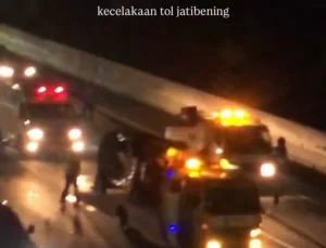 Lakalantas Kijang Inova dan Mobil Bus di Tol Jatibening KM 08