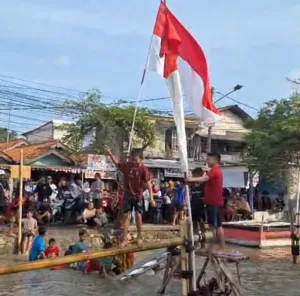 Warga Kampung Asem Gelar Lomba Panjat Pinang hingga Pukul Bantal di Kali Bekasi