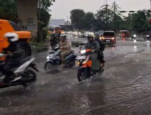 Jalan Ahmad Yani Tergenang, Pengendara Keluhkan Jalan Bergelombang dan Rawan Kecelakaan