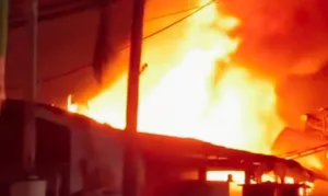 Kebakaran Pasar Pejuang Medansatria, Petugas Damkar Datang Padamkan Si Jago Merah