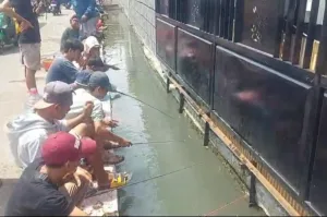 Saluran Irigasi Kali Baru Tambun Selatan Disulap Jadi Arena Mancing Gratis
