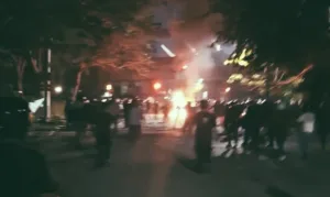 Aparat Pukul Mundur Massa Bakar Ban di Bawah JPO Summarecon Bekasi