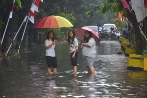 Hujan Deras Disertai Angin Kencang, Wilayah Rawalumbu Tergenang Banjir
