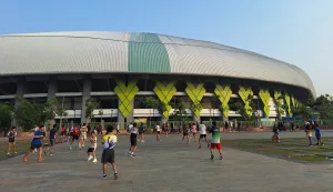 Libur Panjang, Warga Bekasi Padati Taman Plaza Patriot Candrabhaga untuk Berolahraga