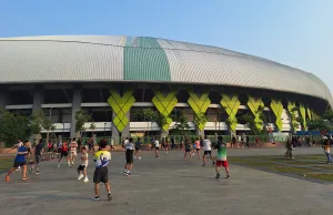 Libur Panjang, Warga Bekasi Padati Taman Plaza Patriot Candrabhaga untuk Berolahraga