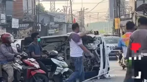 Hendak ke Pesta Pernikahan, Mobil Grand Max Ringsek Ditabrak Toyota Corolla